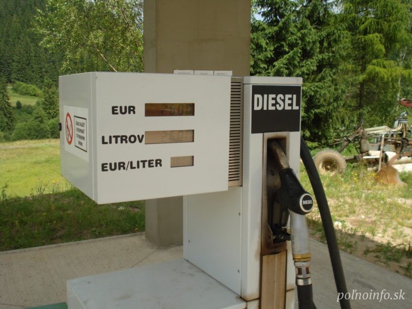 Za priemerný plat si Slováci môžu kúpiť najviac benzínu od druhej svetovej vojny