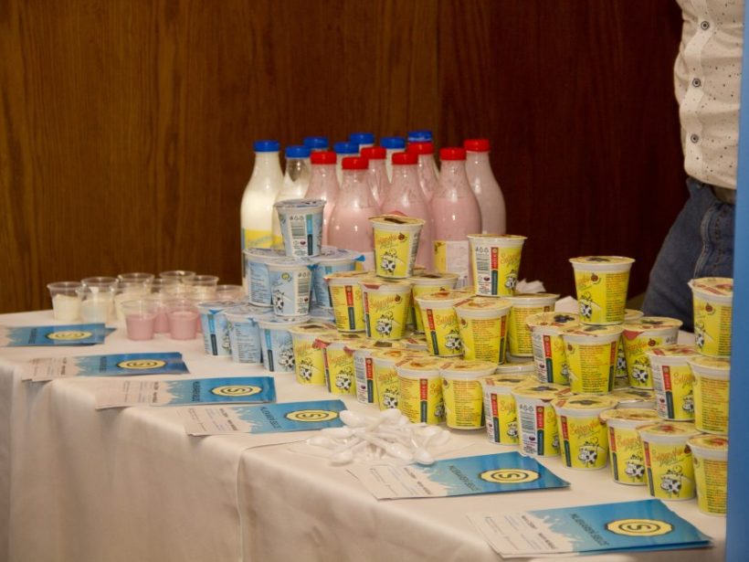 Poľnohospodári a potravinári darovali zdravotníkom v Banskej Bystrici mliečne produkty