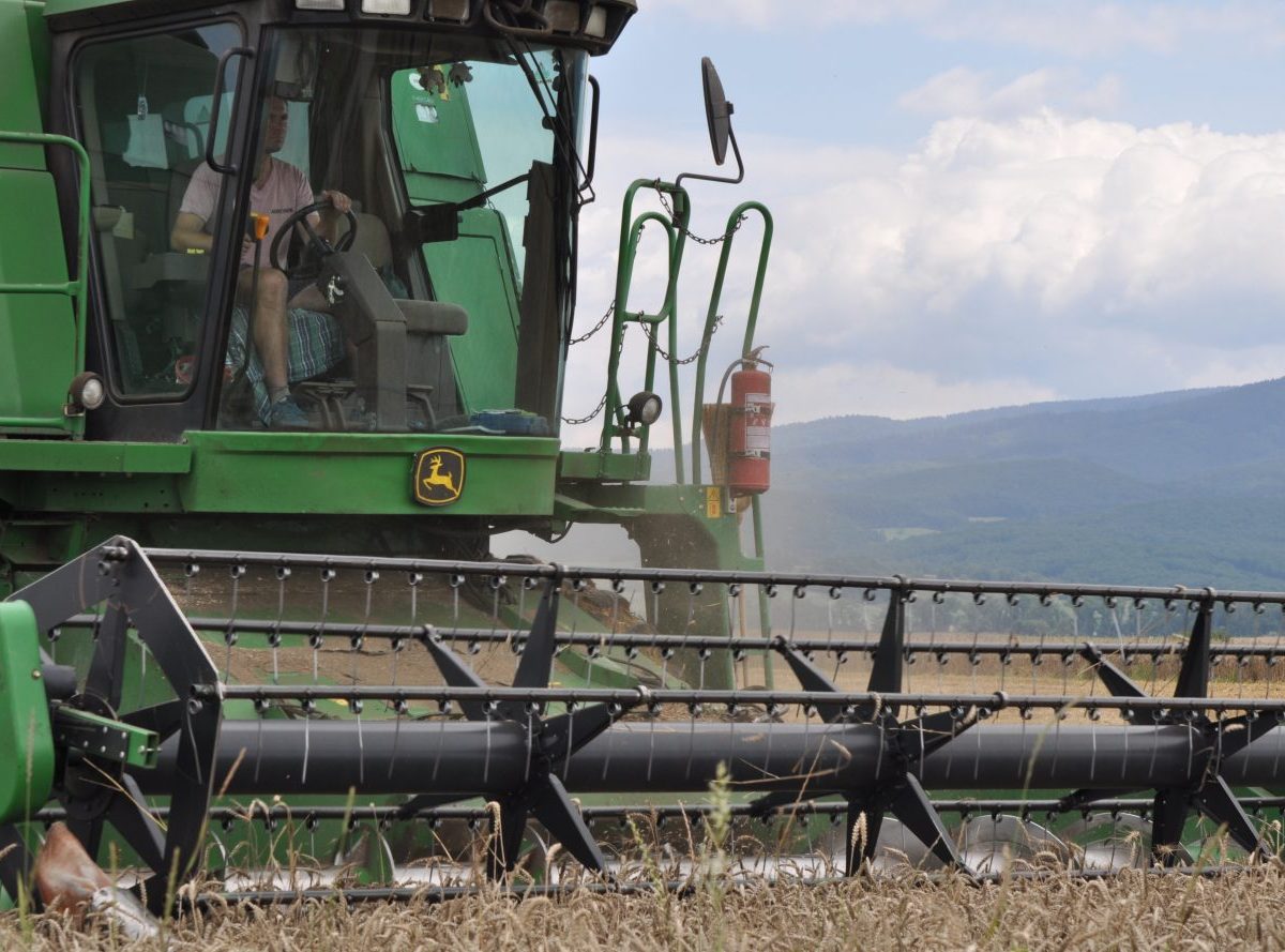 Svetový výrobca agrotechniky Deere oznámil prudký rast zisku