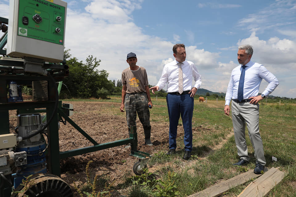 Minister Vlčan ocenil modelovú farmu so systémom Agrokruh