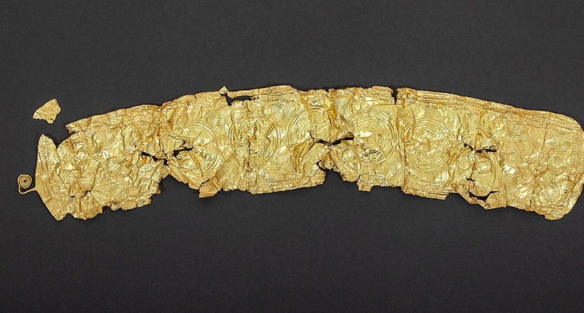 Muž pri zbere repy našiel polkilový zlatý šperk z doby bronzovej