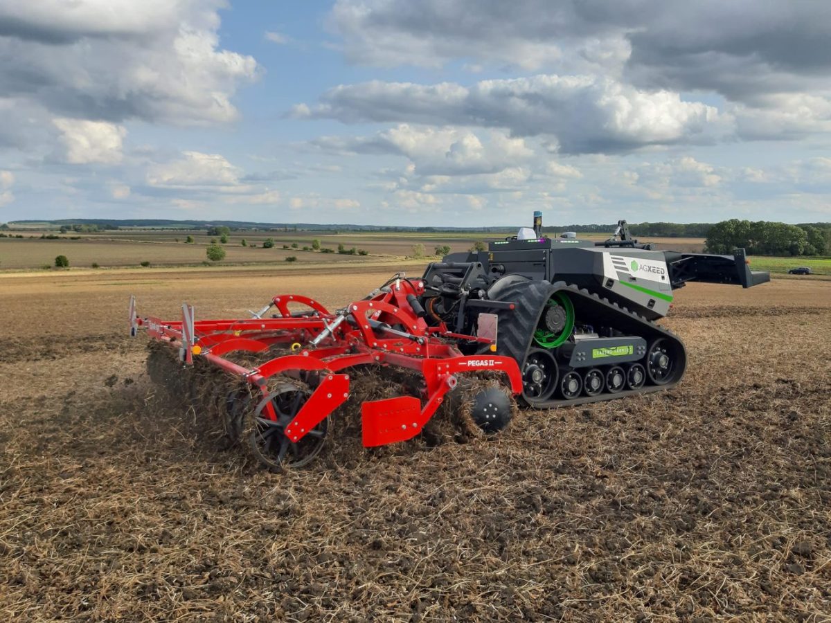 Na českom trhu je prvý robotický traktor bez vodiča