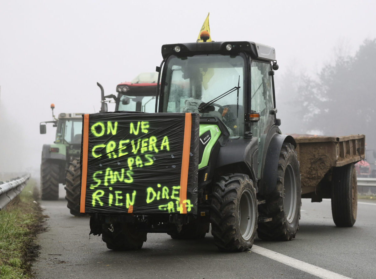 Paríž sa chystá na blokády poľnohospodárov, na protesty bude dohliadať 15 000 policajtov