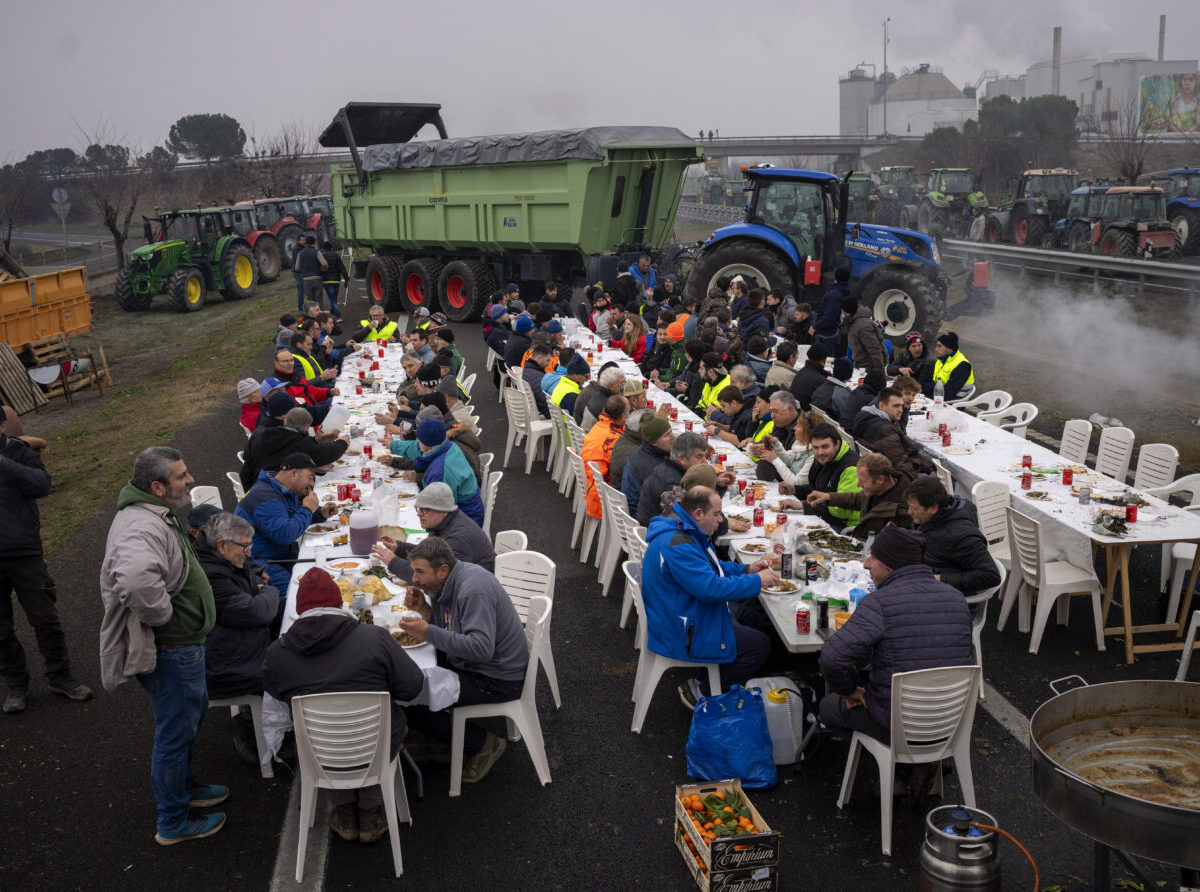 Tisíce farmárov s traktormi obmedzujú dopravu na mnohých miestach Španielska
