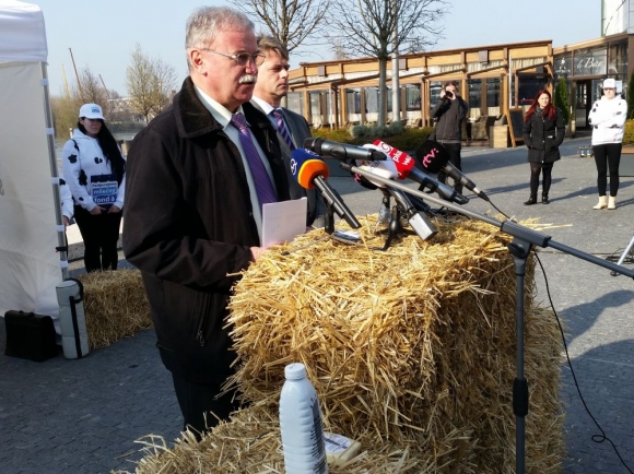 SZPM: Farmári dnes nevedia, čo robiť s mliekom