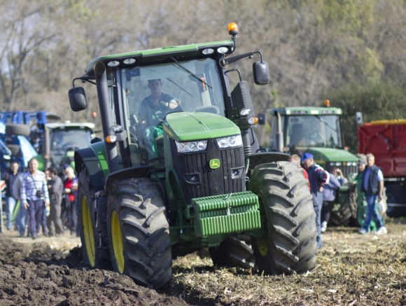 Zisk svetového výrobcu agrotechniky Deere klesol