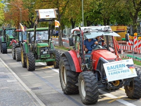 Proti zákonu protestovalo asi 180 roľníkov na traktoroch