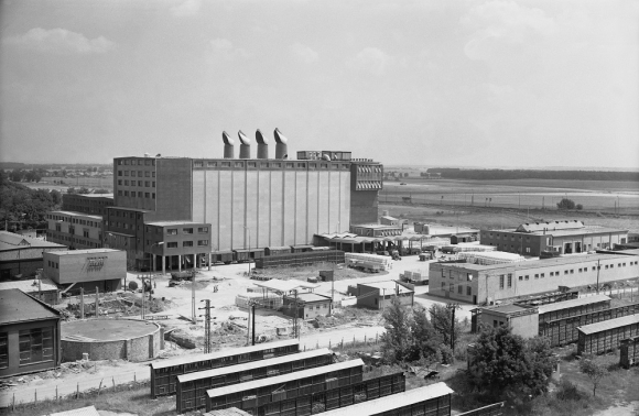 Na archívnej snímke z 30. júla 1969 nový pivovar v Hurbanove. 