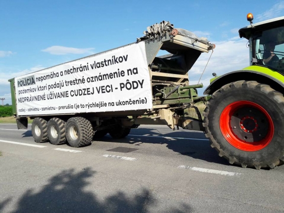  Farmári vyrazili na traktoroch z Michaloviec do Bratislavy 